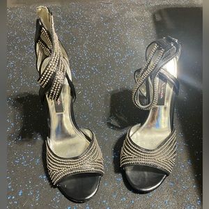 Worn once or twice Nina size 7 heels with adorable studs